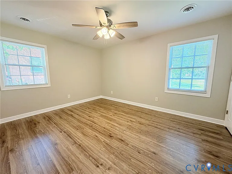 526 Roslyn Ave — Photo 11