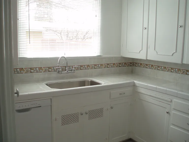 426 E F St — Photo 3