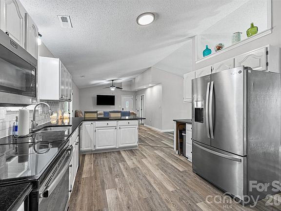 5th image of 1025 Reservation Rd