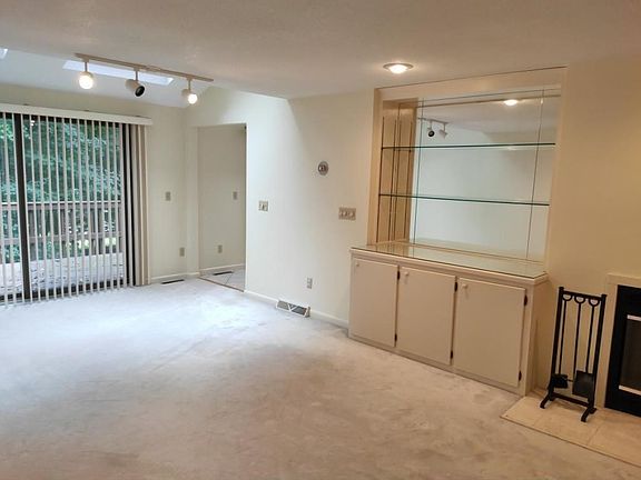 3rd image of 605 Clubhouse Rd