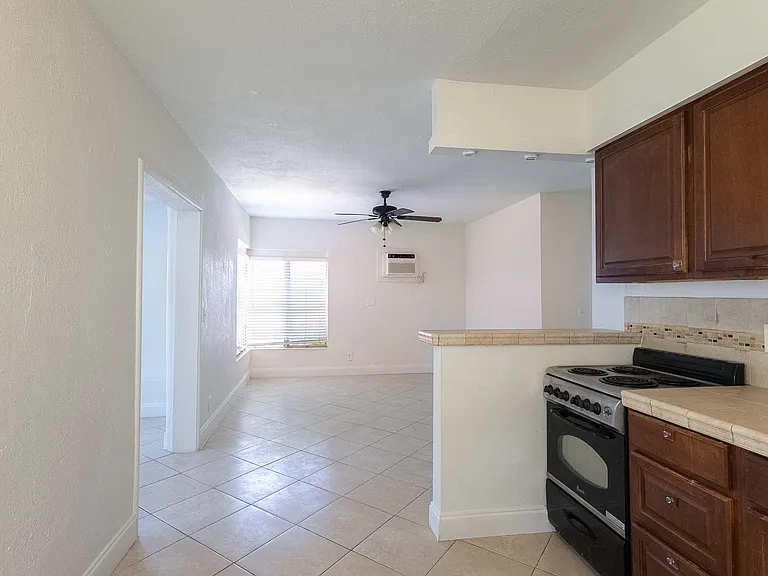 490 SE 21st St #6 — Photo 3