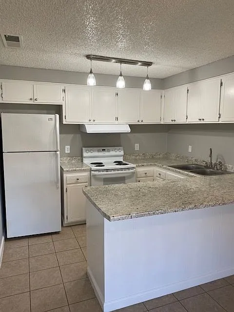 Shasta Villa Apartments — Photo 2