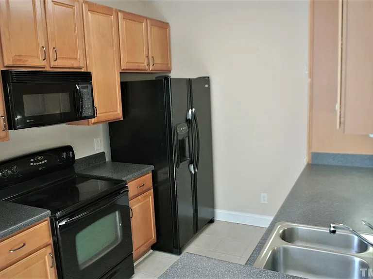 1621 Providence Glen Dr — Photo 3