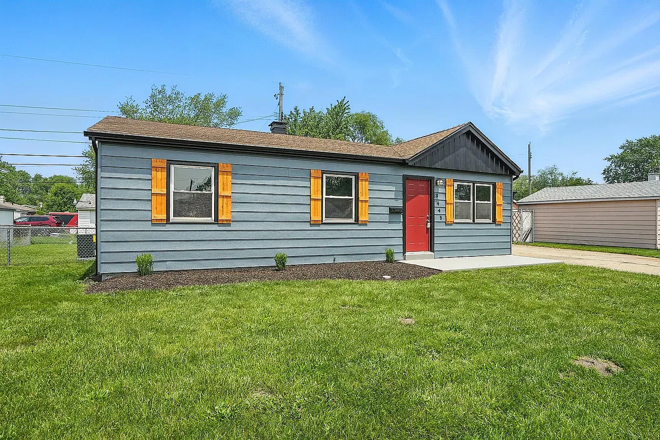3 bed, 981 sqft, $2,180 — Photo 1