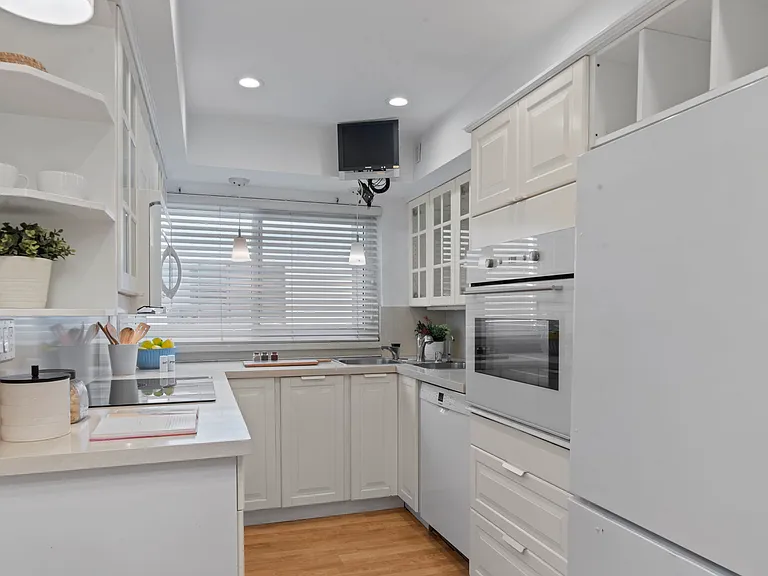 9501 W Olympic Blvd — Photo 17