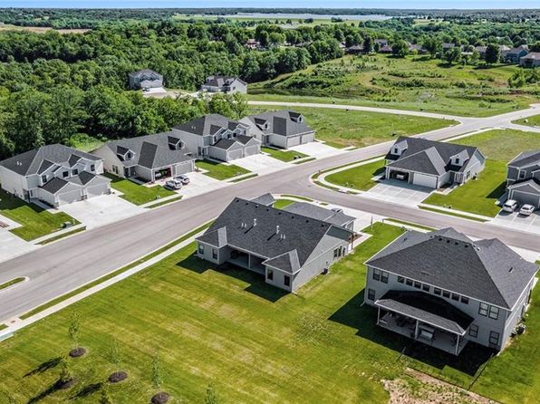 709 Ridge Dr, Smithville, MO 64089