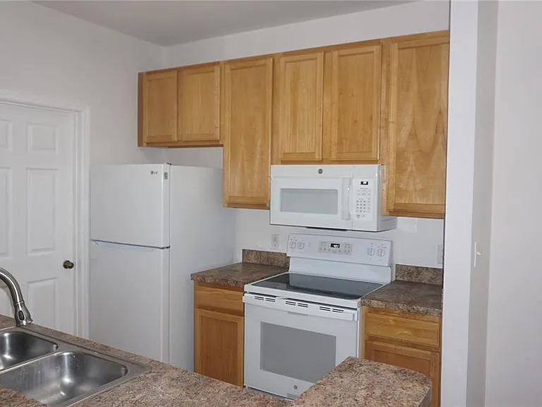 2402 Courtney Meadows Ct #101 — Photo 12
