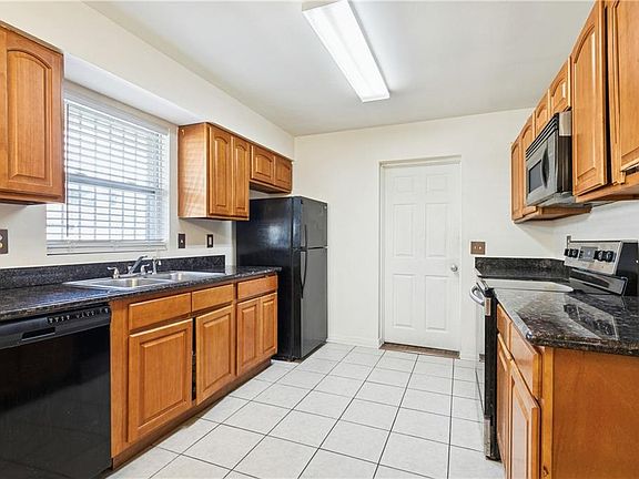 5th image of 4565 Camelot Dr
