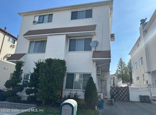 101 Green Valley Rd, Staten Island, NY 10312
