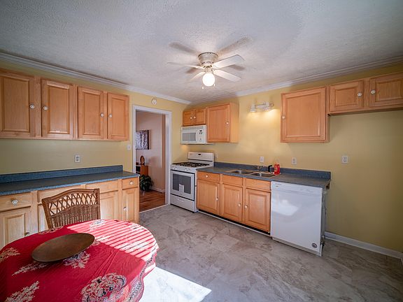 5th image of 219 Diamond St