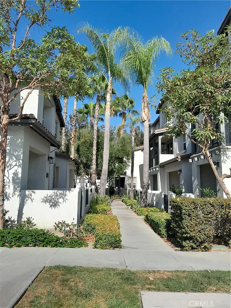 3 bed, 2.5 bath, 1632 sqft, $4,000 — Photo 2