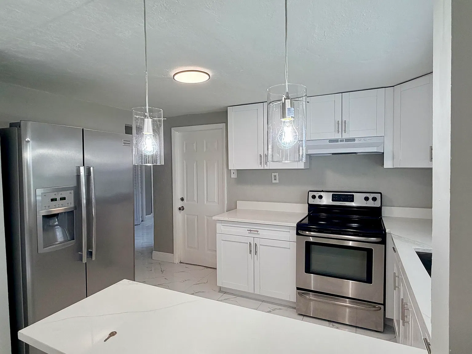 3 bed, 1.0 bath, 956 sqft, $2,300 — Photo 2