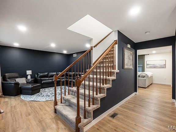 4th image of 1042 Oriole Dr