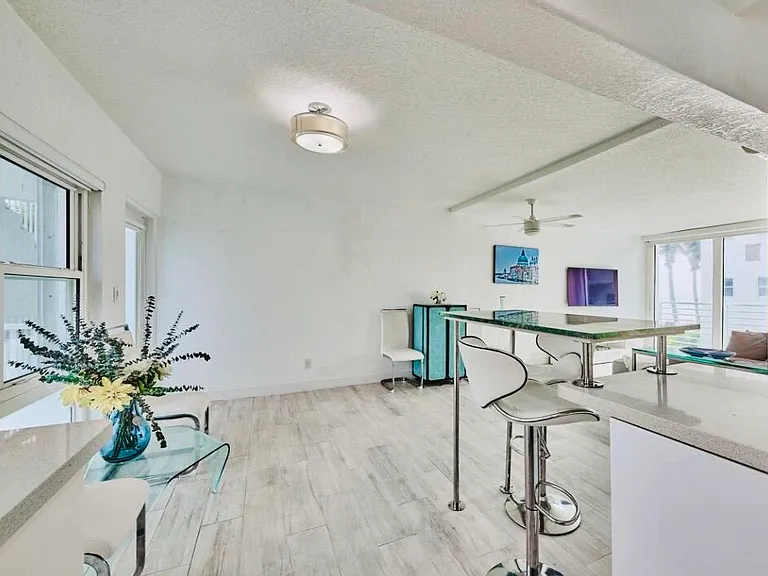 1043 Hillsboro Mile #21 — Photo 11
