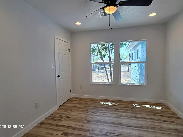 2530 W Woodlawn Ave — Photo 15
