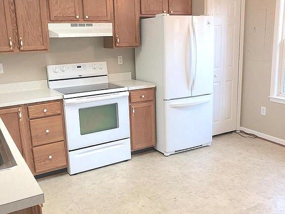 Kitchen-LG appliances, pantry, fan, big table area
