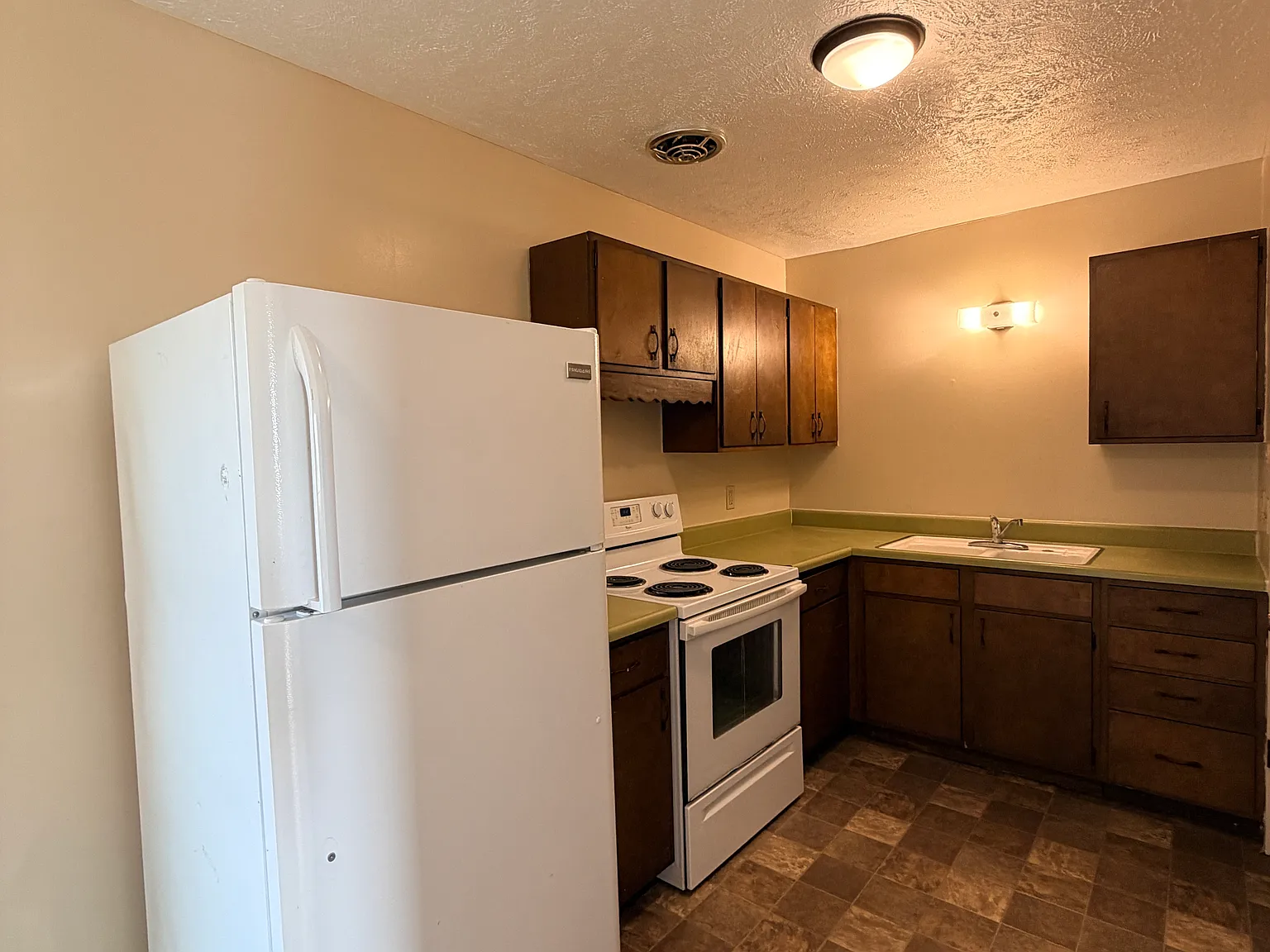3 bed, 1000 sqft, $950 — Photo 2