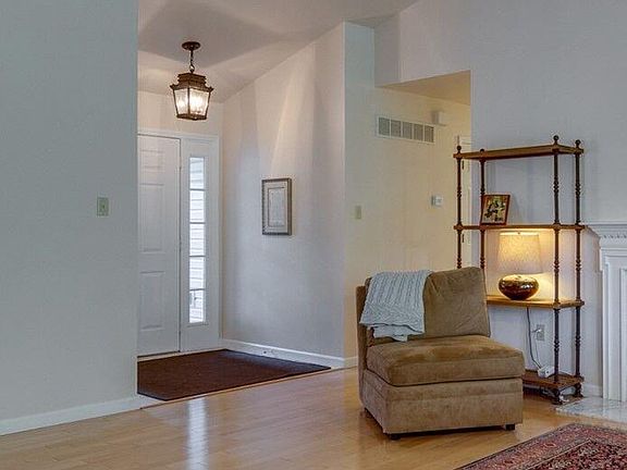3rd image of 336 Emmanuel Ct