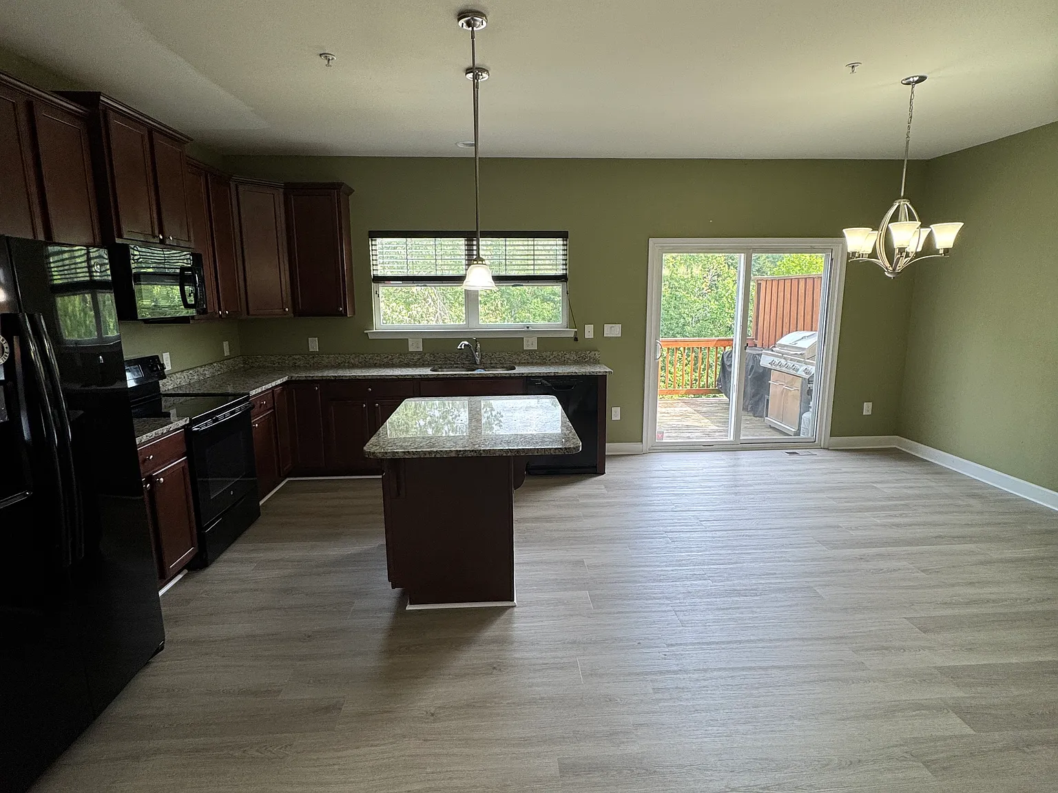 3 bed, 2.5 bath, 2006 sqft, $2,900 — Photo 2