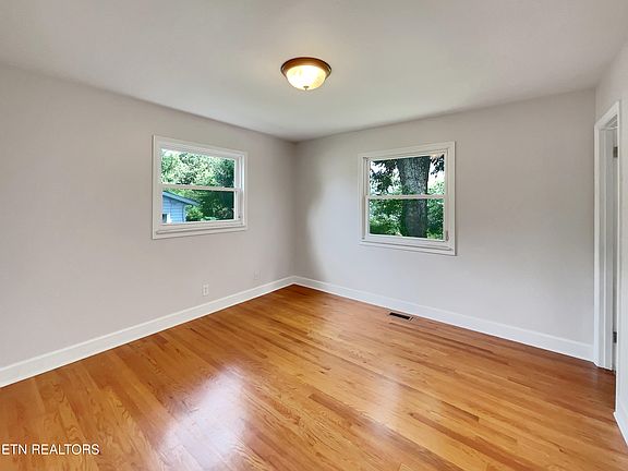 3rd image of 4200 Thornwood Dr