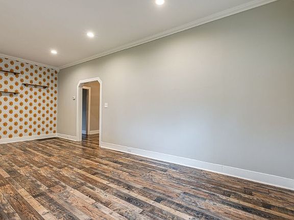 4th image of 113 Becker Ave