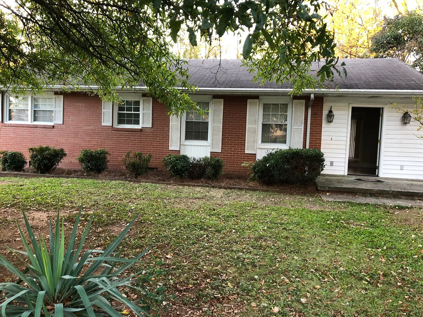 E Cone Blvd 3 BR convenient to 29 & Shopping — Photo 1