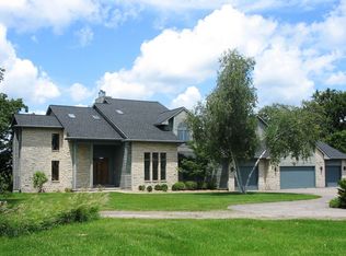 8400 Peterman Ln, Cedar Rapids, IA 52411