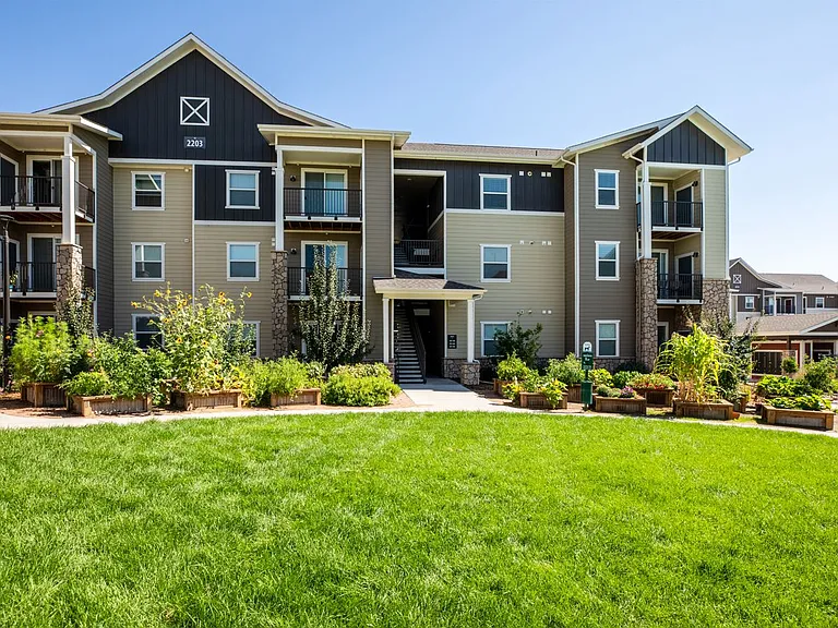 Bucking Horse Apartments — Photo 18