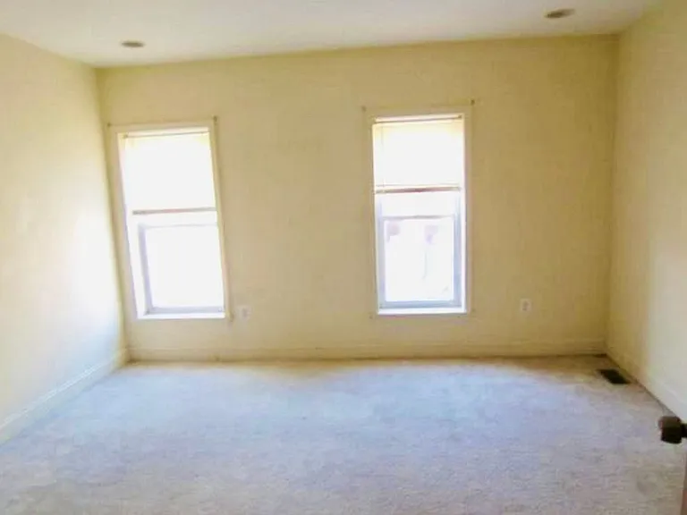 409 E Cross St — Photo 5