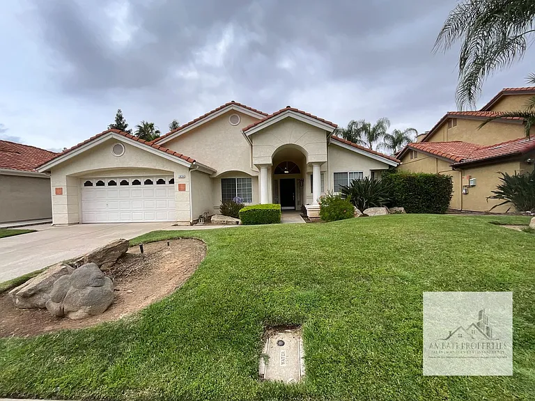 1834 E Lester Ave — Photo 2