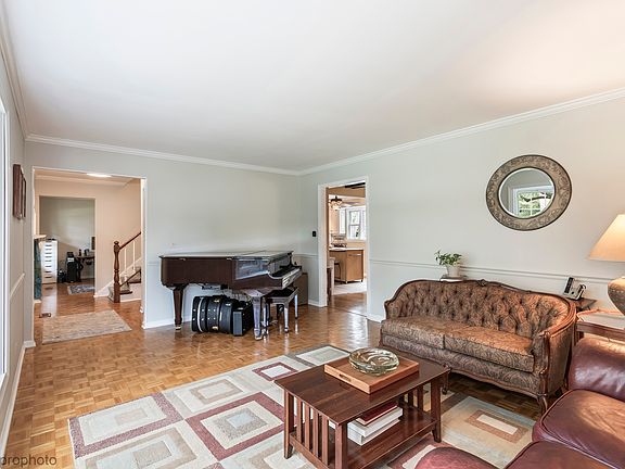 5th image of 1059 W Chatham Dr