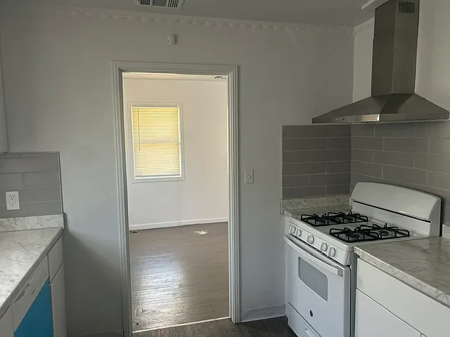 2400 Carlsbad Ave — Photo 3