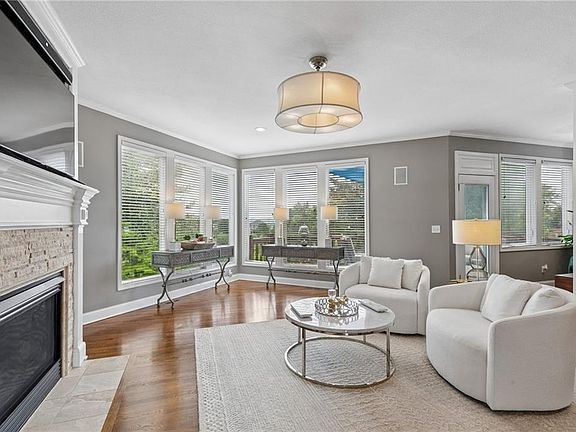 4th image of 5619 Theden St