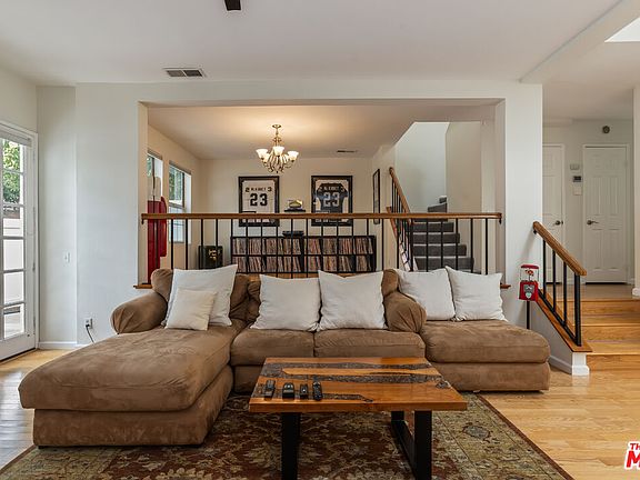 3rd image of 20950 Oxnard St APT 10