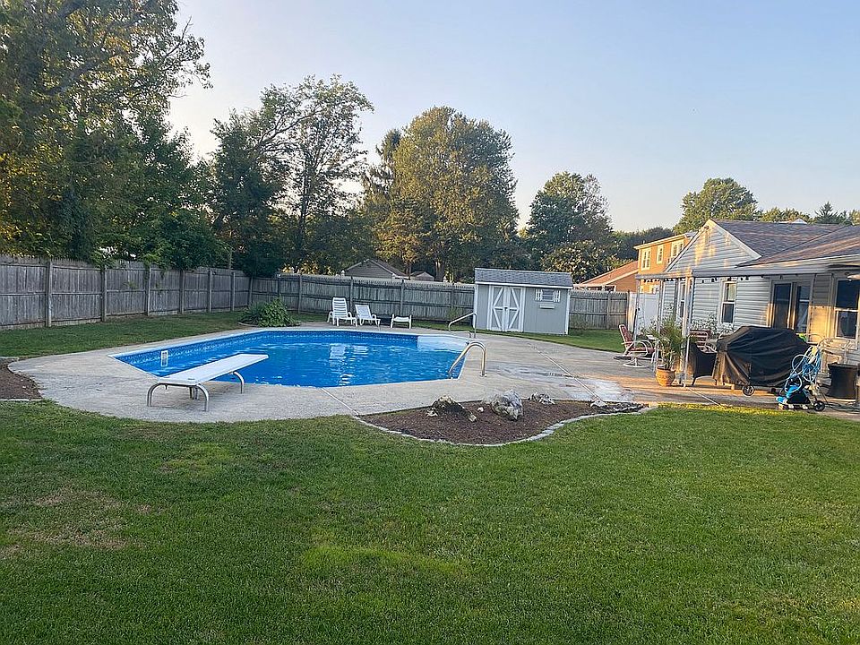 1st image of 11 Scott Ln