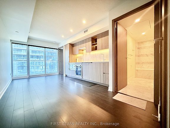 4th image of 19 Bathurst St #902
