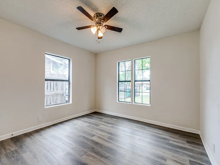 247 E Amber St — Photo 8