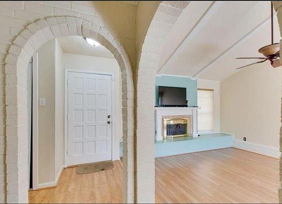5th image of 2716 Laurel Ln