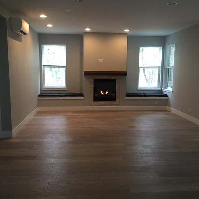 Hardwood floor, open concept, propane fireplace