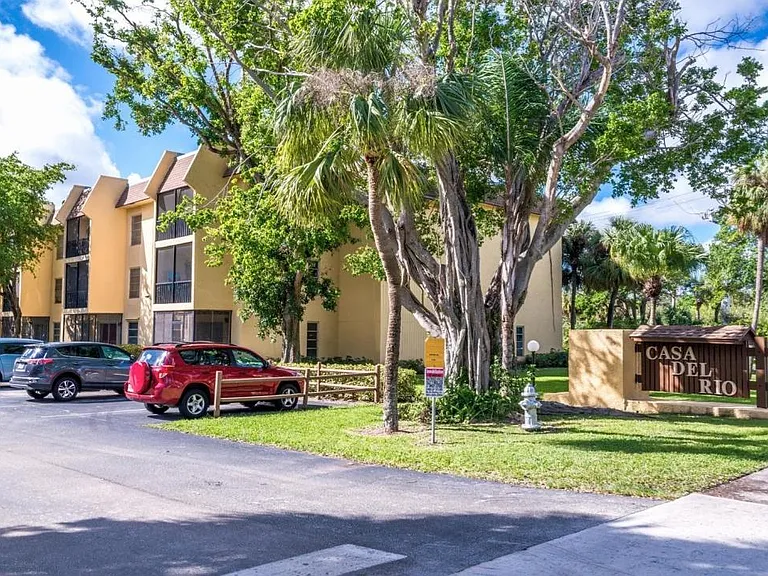 450 NW 20th St — Photo 14
