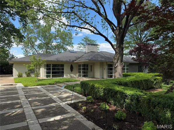 9005 Greenridge Dr, Saint Louis, MO 63117