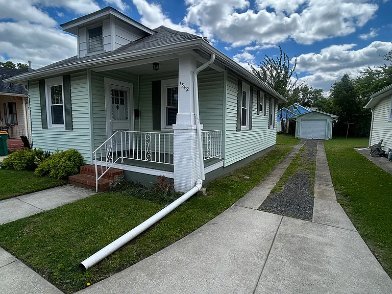 1342 W North St — Photo 2