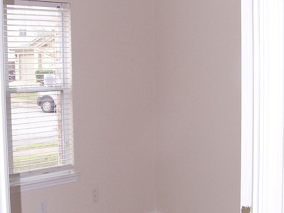 4th image of 303 Allendale Oak
