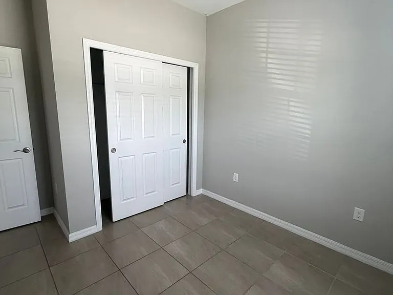 2304 NE 6th St — Photo 14