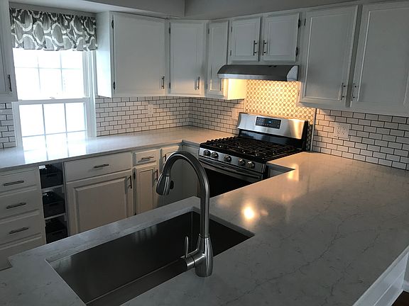 4th image of 131 Washington St