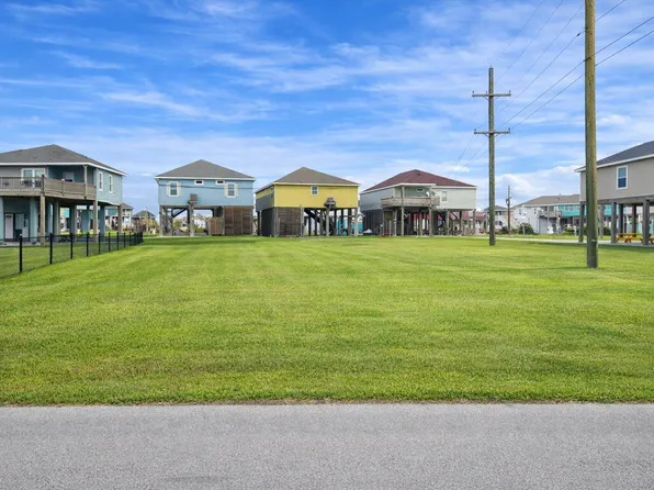 858 Palmetto Dr, Crystal Beach, TX 77650