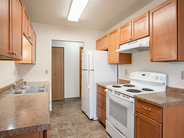 Fargo, ND Long Island Apartments | 2175B | Kitchen
