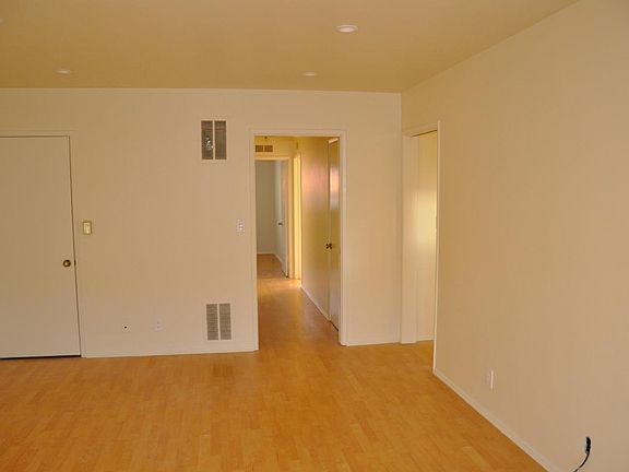 Living Rm toward bd rooms