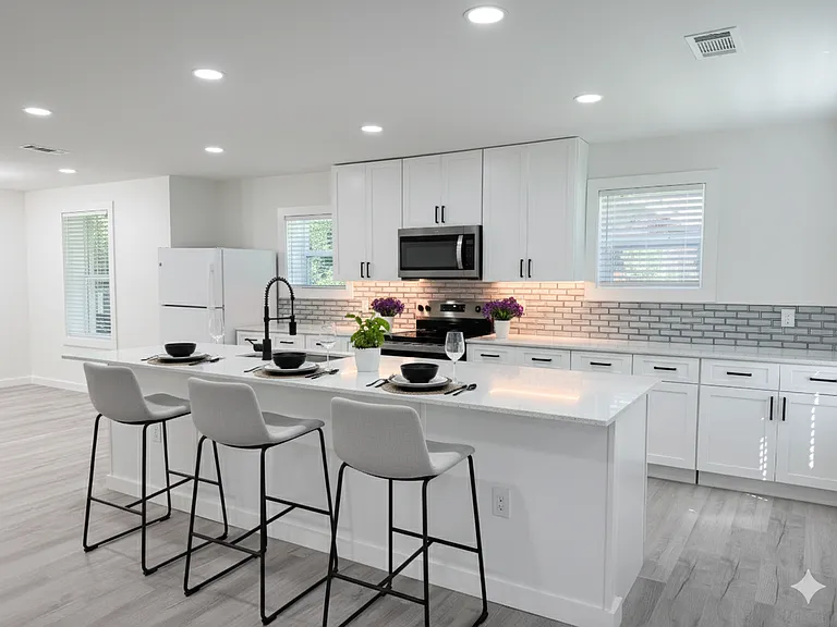 310 Sunset Ct — Photo 2