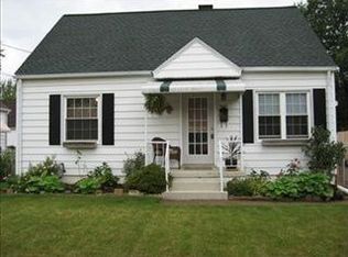 936 Warwick Dr, Sheffield Lk, OH 44054